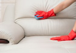 Как бороться с пылью в мягкой мебели?
